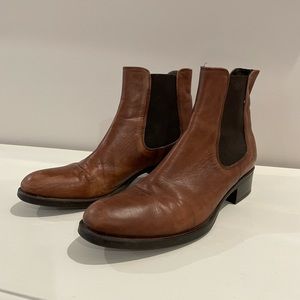 Size 8 gorgeous short leather boots